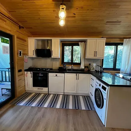Charming Wooden House With Access To A Large Garden Сasa de vacaciones